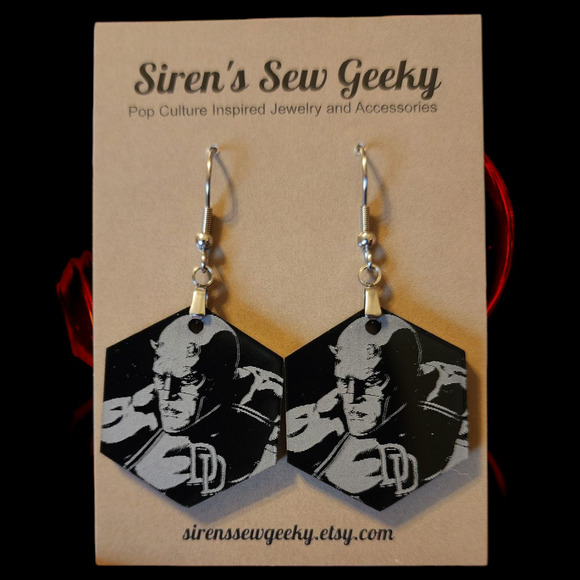 Daredevil Engraved Acrylic Earrings Marvel - Picture 2 of 2